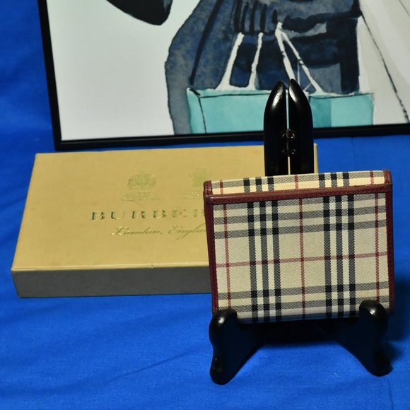 Burberry Classic (Compact) - Picture 2 of 5